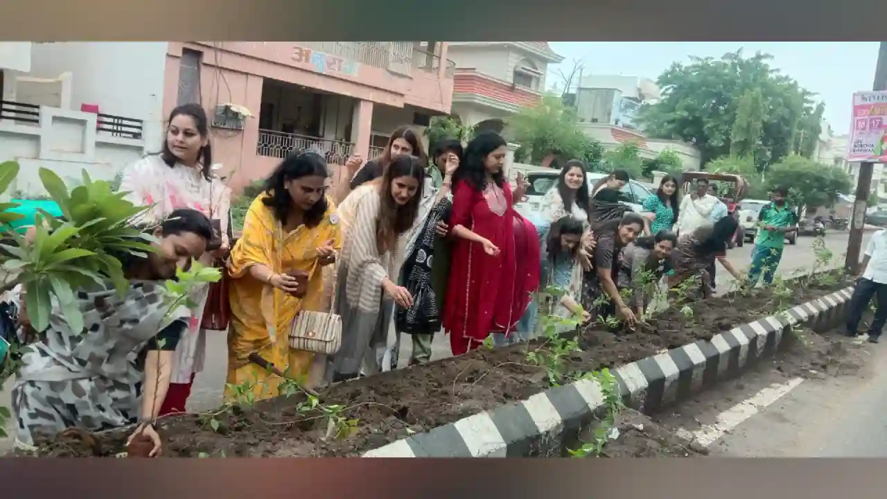 नपाध्‍यक्ष श्रीमती चौपड़ा के नेतृत्‍व में 'जीटो' संस्‍था की महिलाओं ने किया पौधारोपण