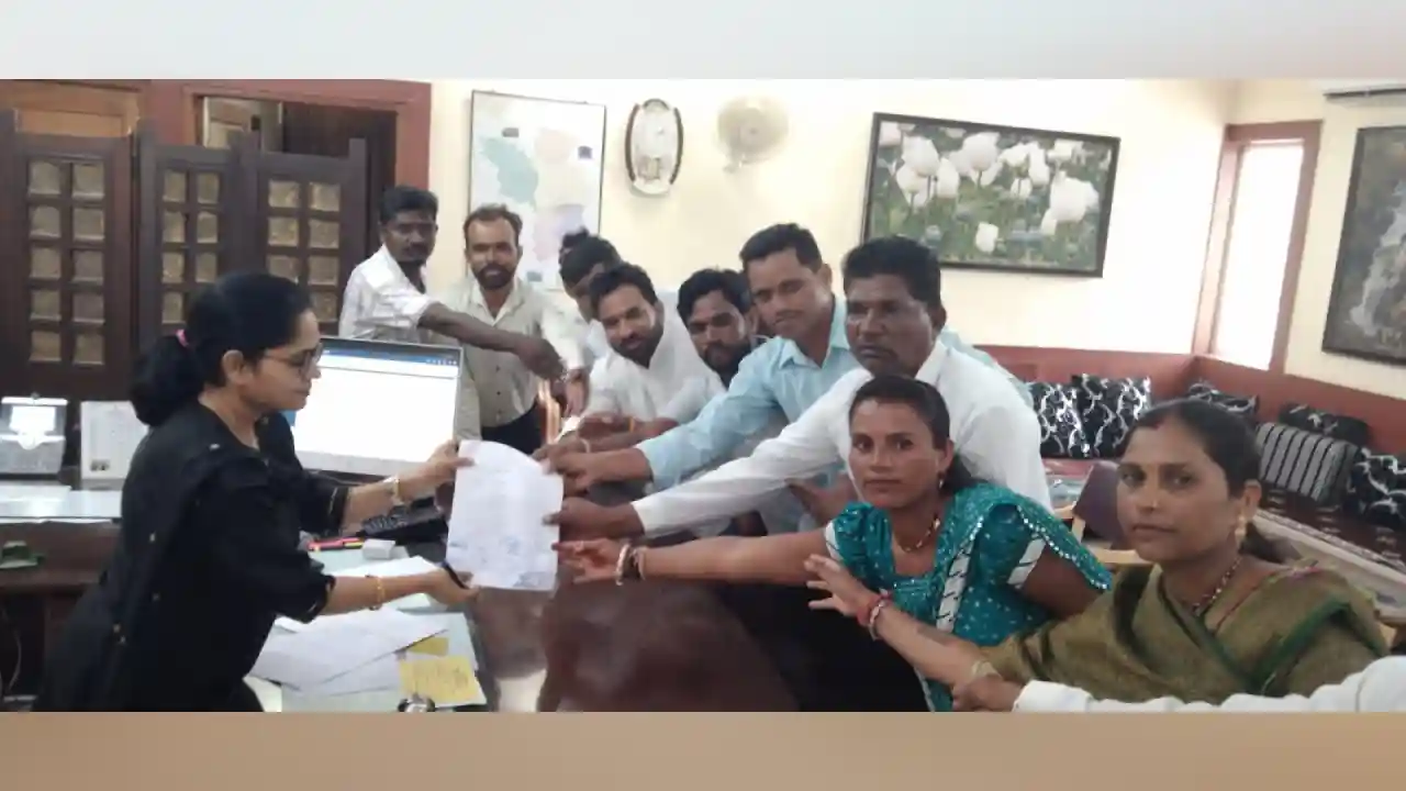 सरपंच संघ ने मुख्यमंत्री के नाम जिला कलेक्टर को दिया ज्ञापन