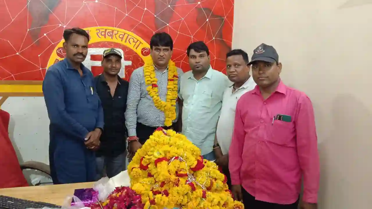 जिला प्रेस क्लब अध्यक्ष श्याम गुर्जर का कल्याण कमलमय समर्थक समिति ने किया पुष्प माला पहना पुष्प वर्षा कर स्वागत !
