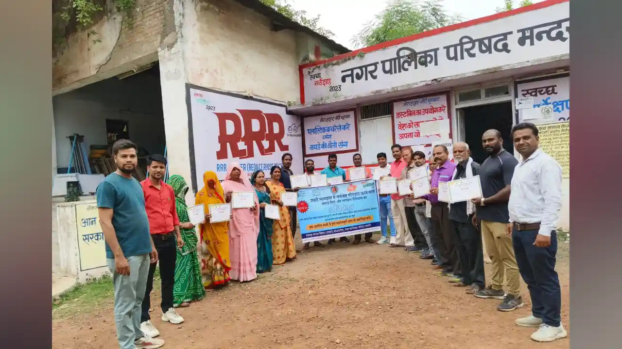 नपा द्वारा स्वच्छता के हीरो अभियान अंतर्गत सफयिमित्रों ,स्वच्छता चैम्पियंस को किया गया  सम्मानित