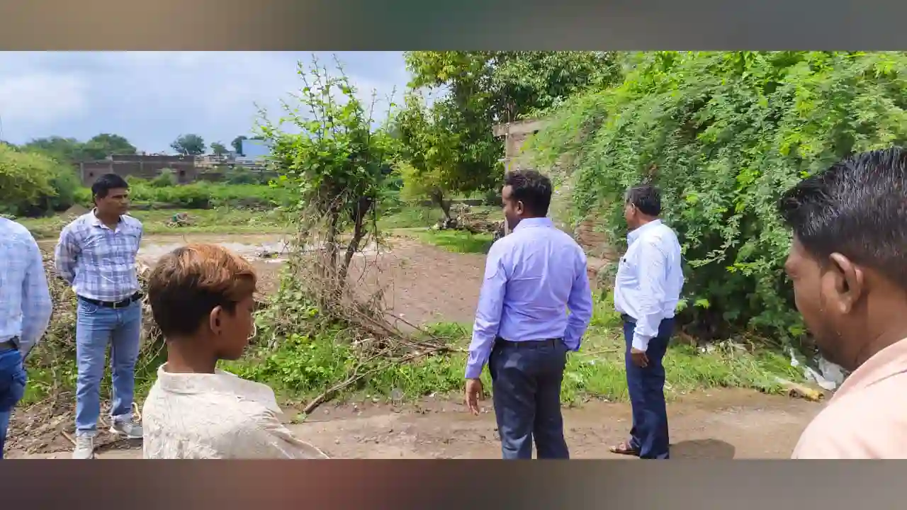 अत्यधिक वर्षा के कारण घर एवं खेत पानी में डूबे