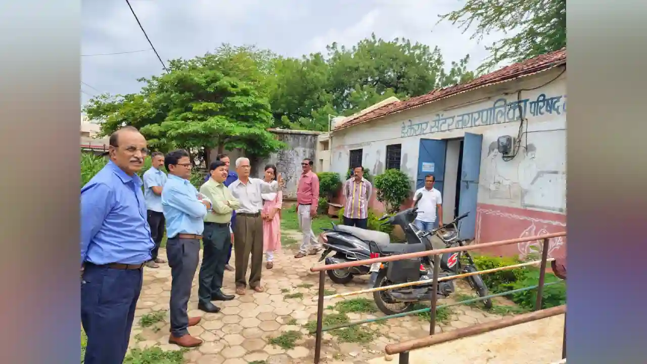 कलेक्टर श्री जैन व्दारा नीमच में डे केयर सेंटर व ई-लायब्रेरी का निरीक्षण कलेक्टर श्री जैन व्दारा नीमच में डे केयर सेंटर व ई-लायब्रेरी का निरीक्षण