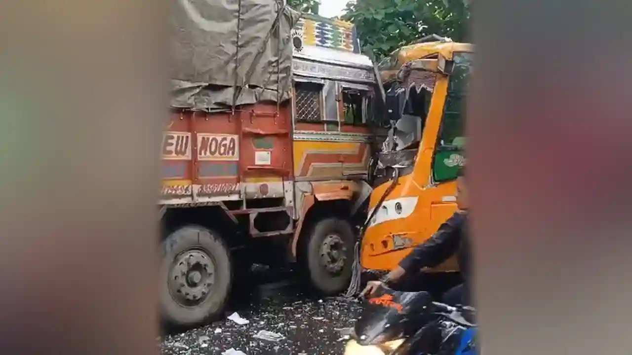 इंदौर इच्छापुर पर सहित ग्राम उमरिया चौकी के पहले एक यात्री बस व ट्रक की आमने सामने भिड़ंत हो गई