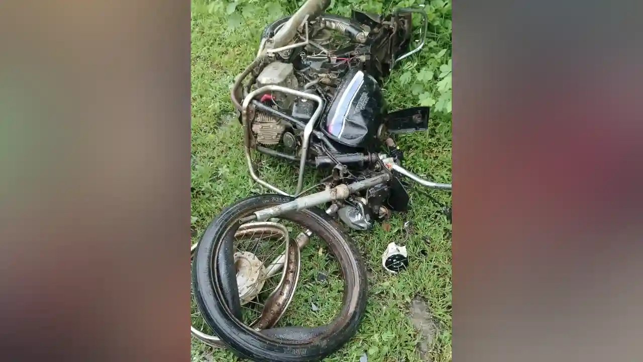 प्रतापगढ़ की ओर जा रहे बाइक सवार दो युवकों को जोरदार टक्कर मारी