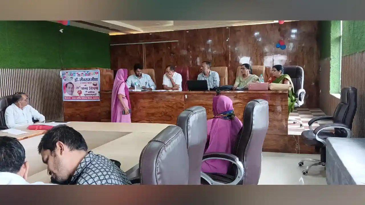 बारिश में जर्जर भवन में नहीं बैठे बच्चे-डाॅ मीणा