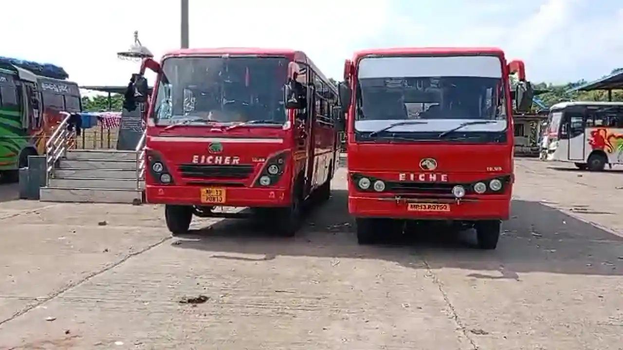 तीर्थ नगरी ओंकारेश्वर के बस स्टैंड पर बिना परमिट और बिना फिटनेस की बसों का जमावड़ा लगा रहता है।