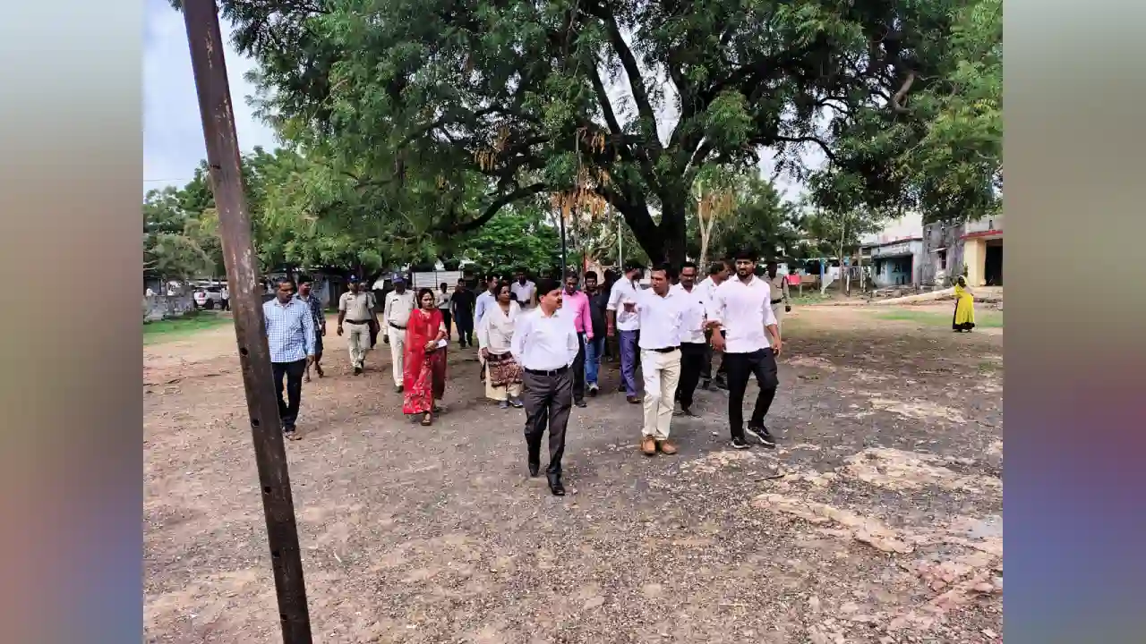 कलेक्‍टर ने कुचडोद स्‍कूल का निरीक्षण किया