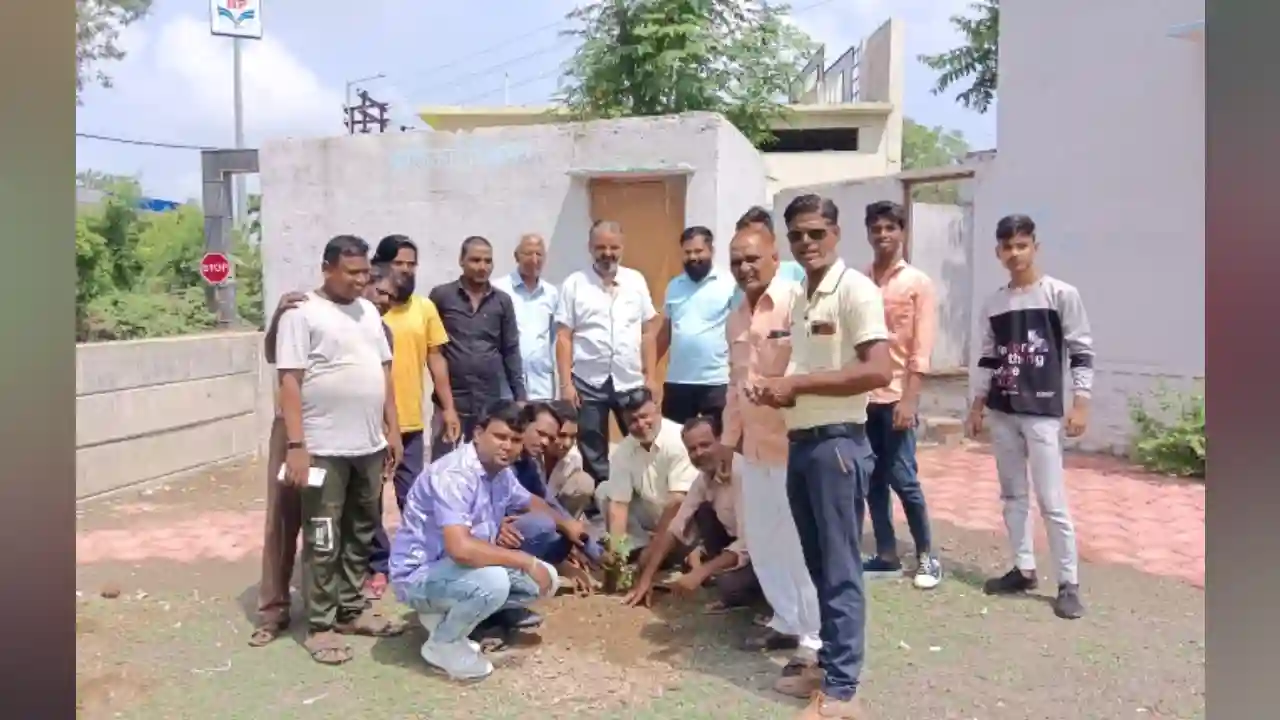 यादव समाज ने किया पार्षद प्रतिनिधि के नेतृत्व में वार्ड क्रमांक 5 में वृक्षारोपण!