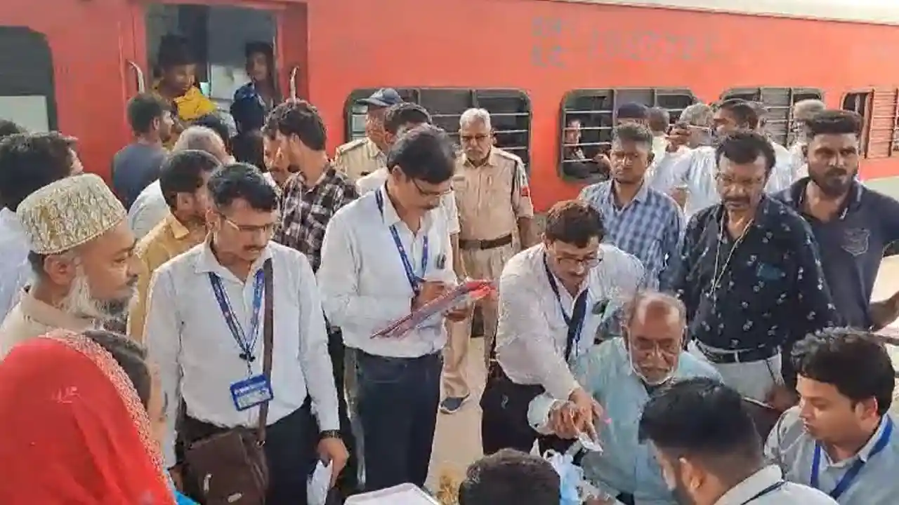 हैदराबाद हिसार एक्सप्रेस में रेल यात्रियों की बिगड़ी तबीयत