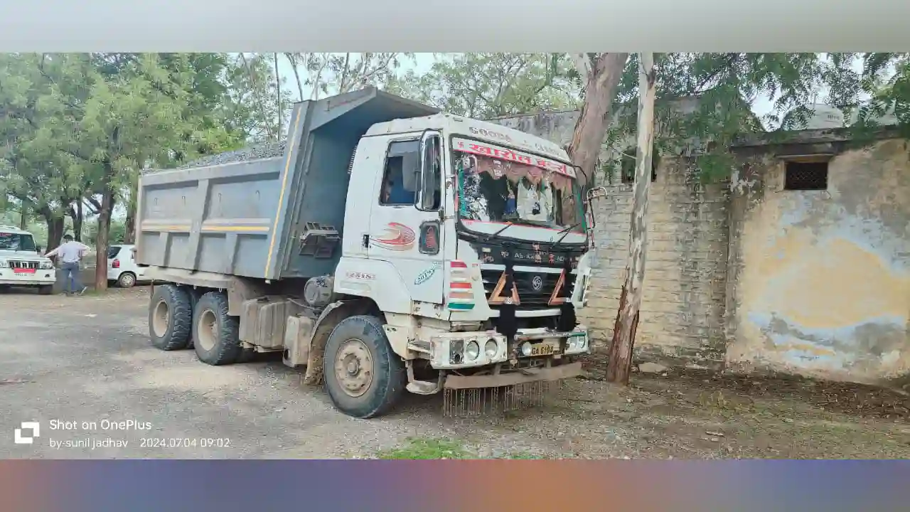 खनिज परिवहन करते पाये जाने पर पांच वाहन जप्‍त
