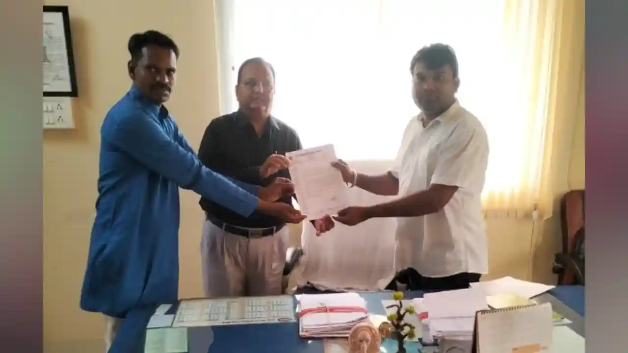 राज्य सफाई कर्मचारी मोर्चा के जिलाध्यक्ष ने मुख्य चिकित्सा अधिकारी को सोपा ज्ञापन।