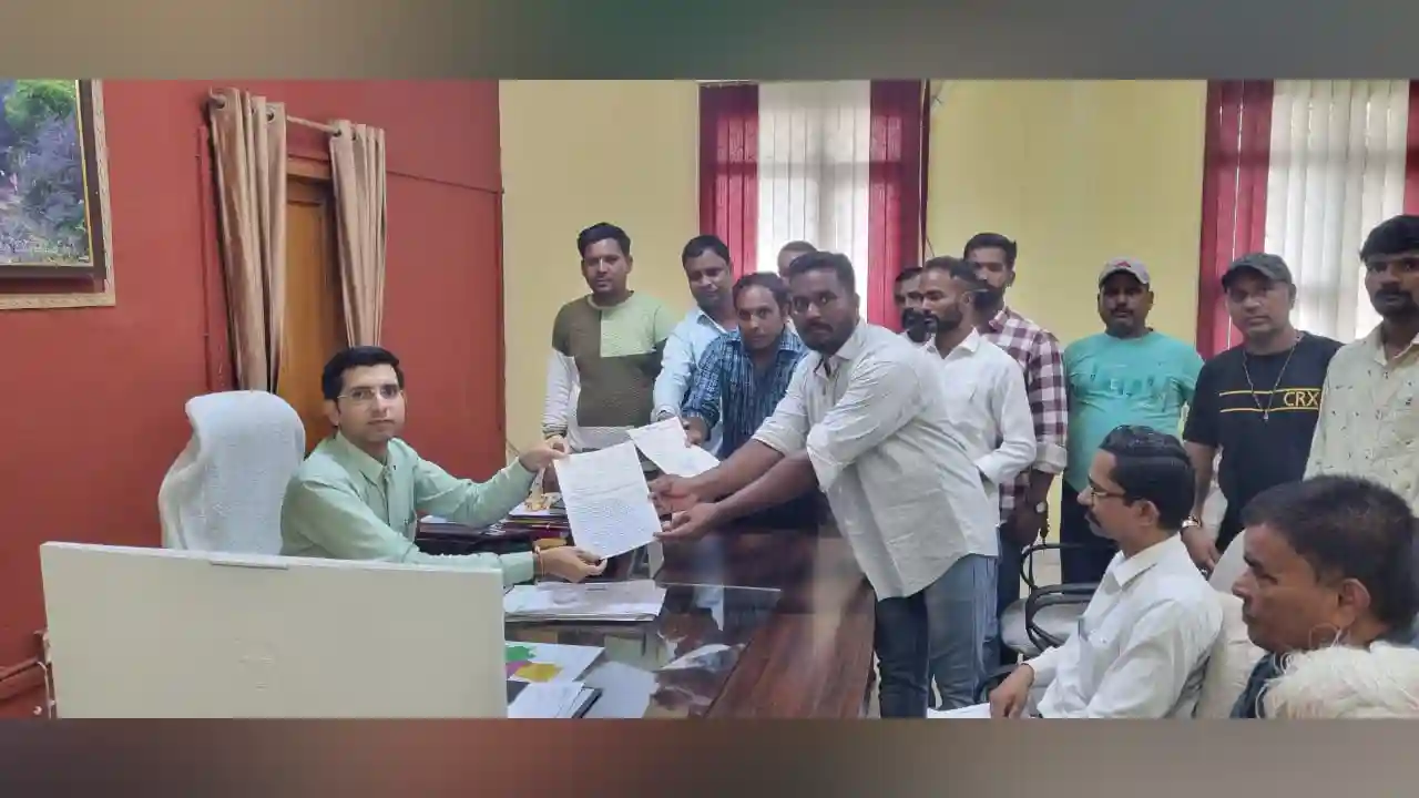 वाल्मीकि महासभा के संयुक्त नेतृत्व में आज मुख्यमंत्री के नाम प्रतापगढ़ अतिरिक्त जिला कलेक्टर को सोफा ज्ञापन