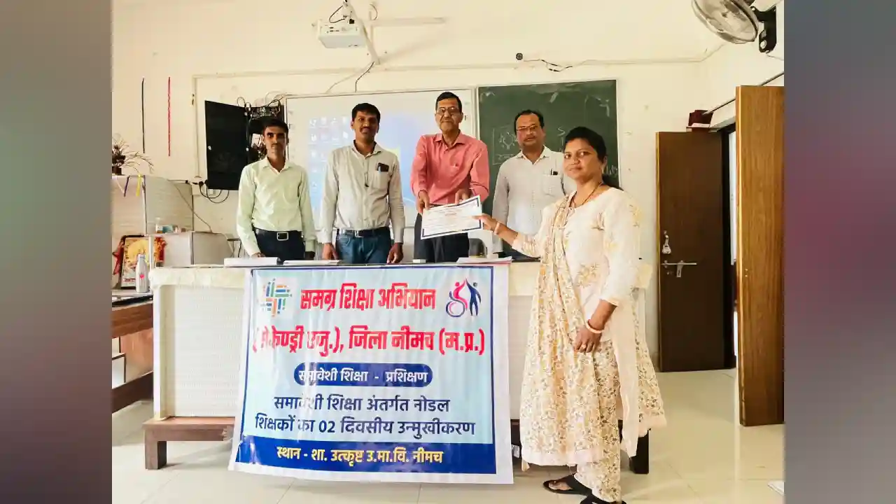 दिव्यांग बच्चों को पढ़ाने का तरीका सीख रहे शिक्षक