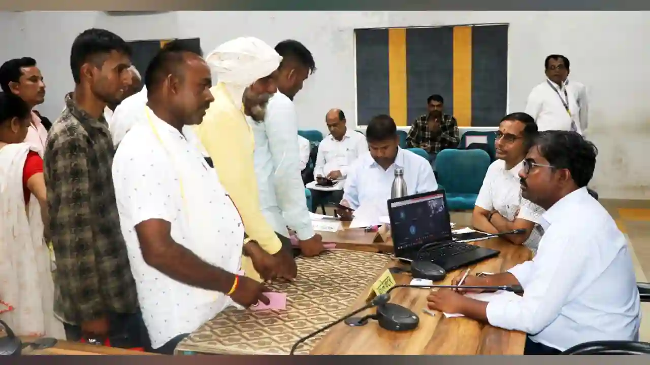 कलेक्टर श्री सिंह ने जनसुनवाई में सुनी नागरिकों की समस्याएं