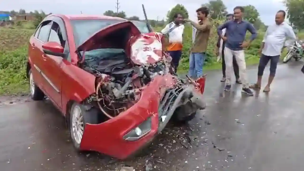 पत्नी को मायके से लेकर ससुराल लौट रहे पति की कार खड़ी बस में जा घुसी।