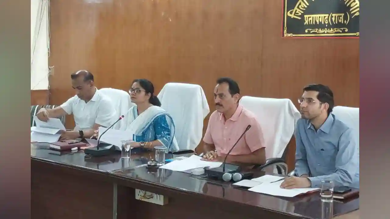 प्रभारी सचिव ने जिला स्तरीय बैठक में सभी विभागों को दिये निर्देश– राज्य सरकार मंशानुसार बजट घोषणाओं का प्रभावी और समयबद्ध क्रियान्वयन हो सुनिश्चित