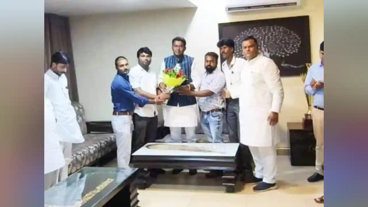 वन एवं पर्यावरण राज्य मंत्री दिलीप अहिरवार से राज्य सफाई कर्मचारी मोर्चा के जिला अध्यक्ष रोहित नरवले ने की औपचारिक भेंट