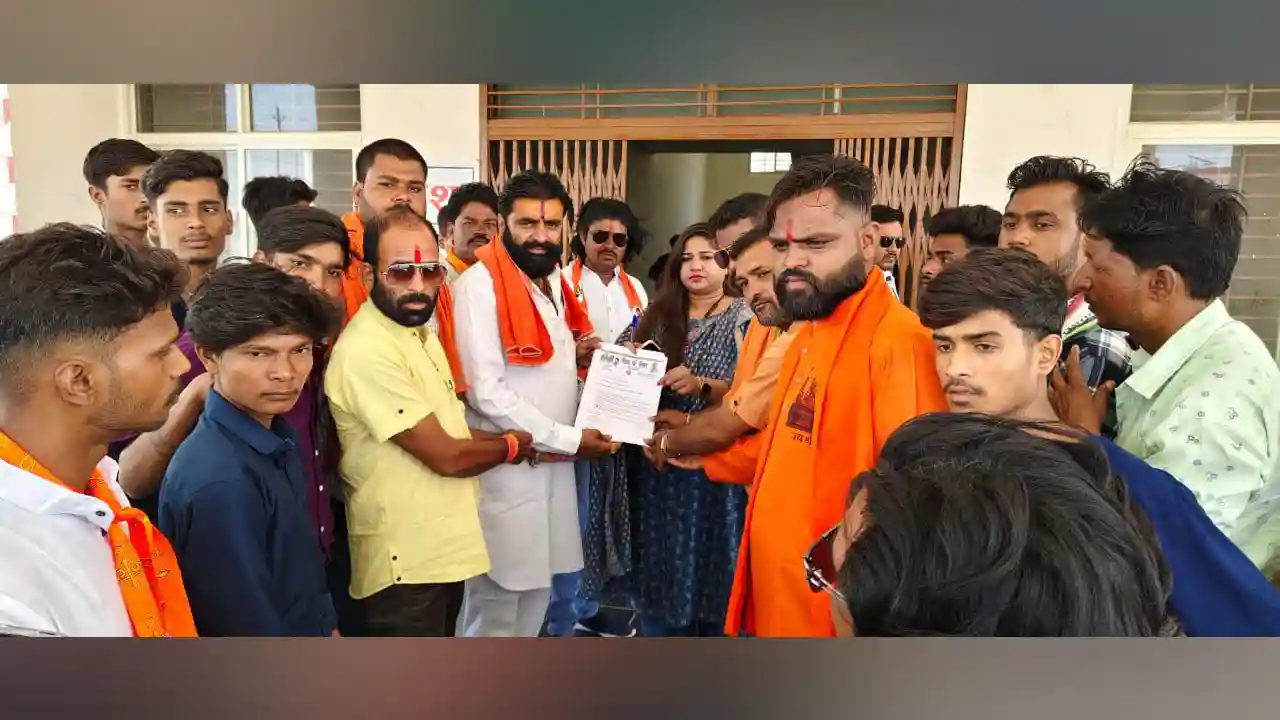शिवसेना उद्धव बालासाहेब ठाकरे मंदसौर द्वारा 5 सुत्रीय जनहितेषी मांगों को लेकर मंदसौर तहसीलदार को  मुख्यमंत्री के नाम ज्ञापन दिया
