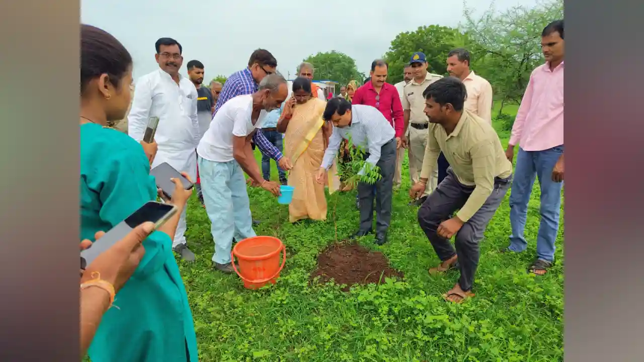 कलेक्‍टर व्‍दारा खडावदा व जागोली में पौधारोपण