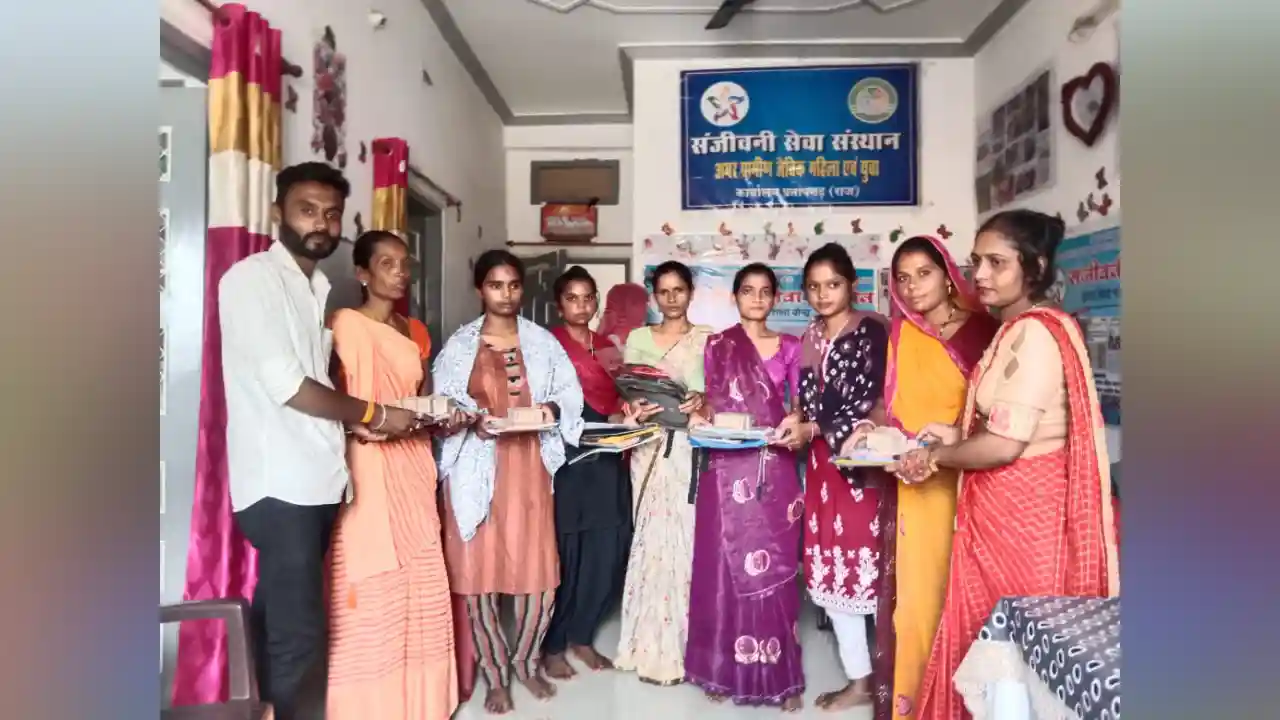 प्रतापगढ़ बच्चो बच्चियों को बैग ये ड्रेस स्टेशनरी वितरित किए संजीवनी सेवा संस्था द्वारा