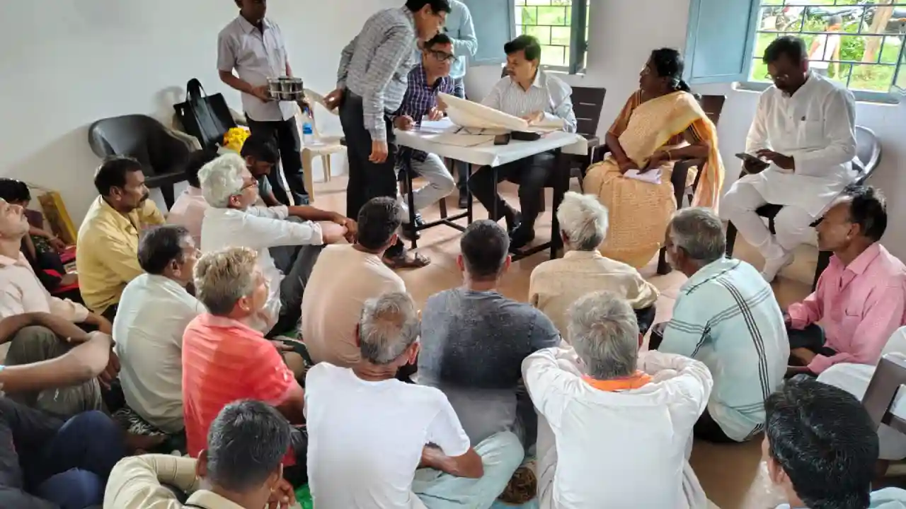 राजस्‍व महाअभियान के तहत खडावदा एवं जागोली के ग्रामीणों की राजस्‍व संबंधी समस्‍याओं से रूबरू हुए कलेक्‍टर