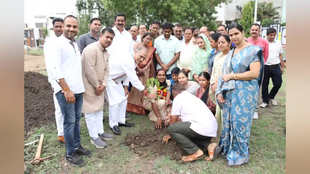 वार्ड कं 39 में एक पेड मां के नाम अभियान के तहत 101 पौंधों को लगाकर उनके संरक्षण का संकल्प लिया