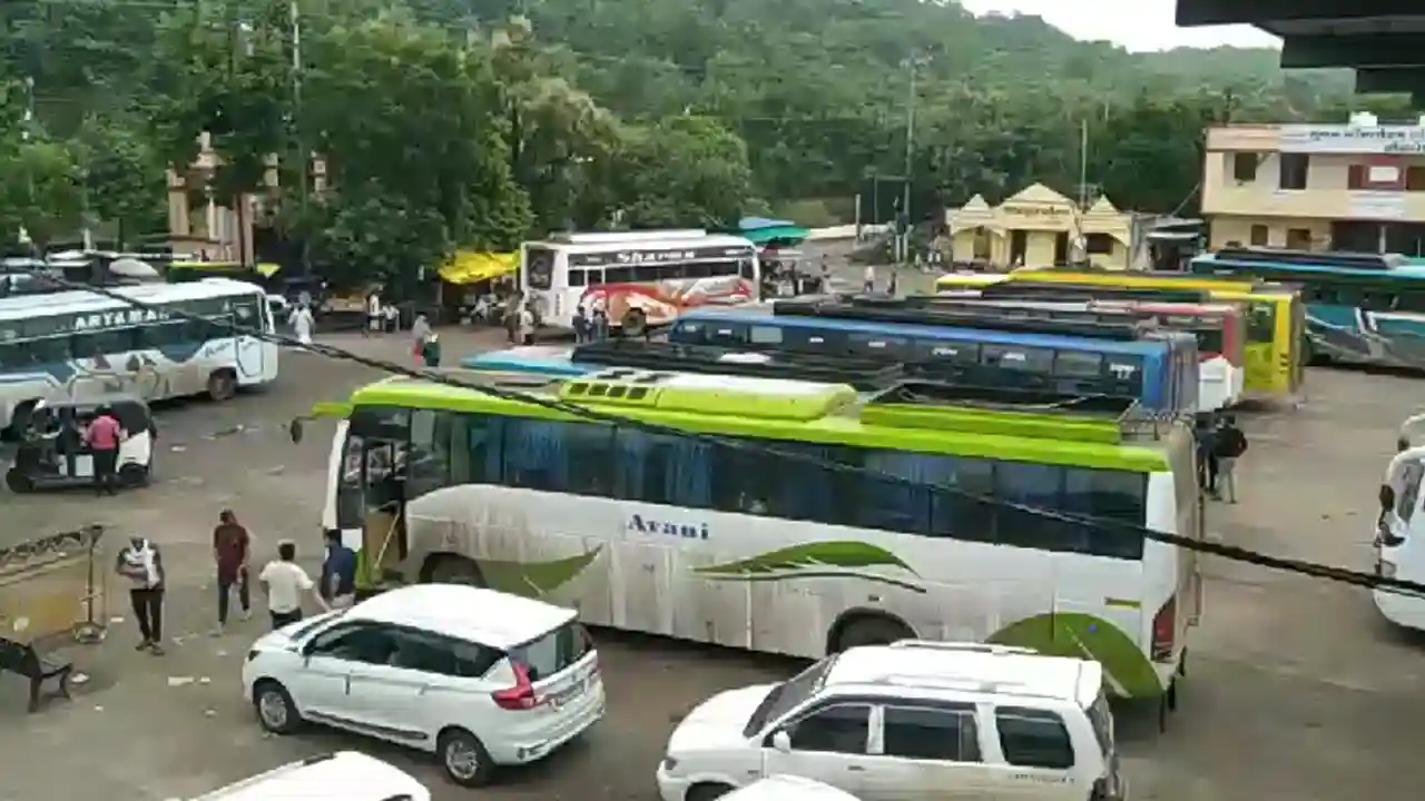 स्वः लोकेंद्र सिंह बस स्टैंड पर दौड़ रहे बिना परमिट के वाहन