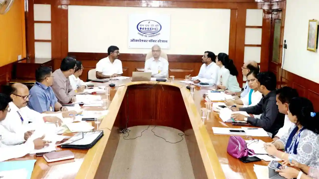 इंदौर संभागायुक्त श्री दीपक सिंह ने ओम्कारेश्वर में राजस्व अधिकारियों की ली बैठक