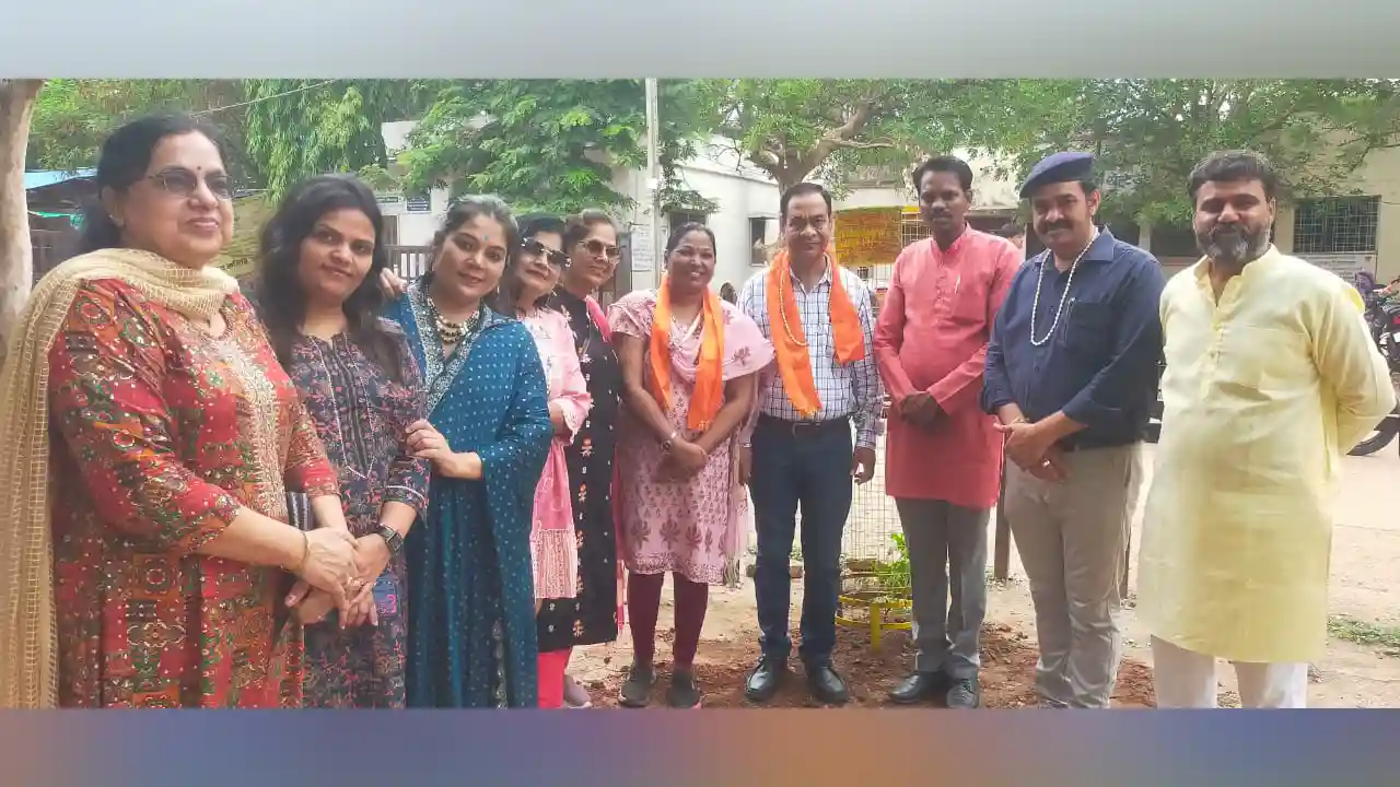 आराध्या ने डॉक्टर डे पर जिला चिकित्सालय में ट्री गार्ड लगा किया वृक्षारोपण।