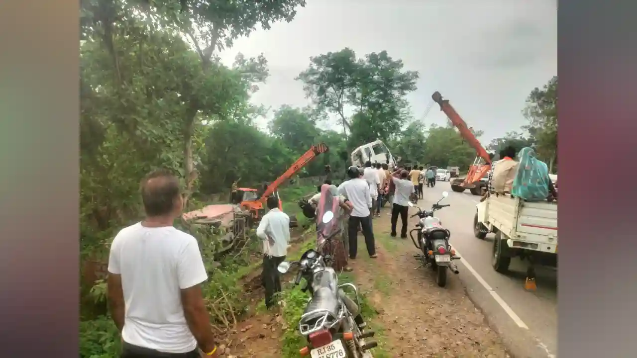 प्रतापगढ़ जिले के बारावरदा भूतियावड घाटे पर बाइक सवार को बचाने के कारण बलकर पलटा