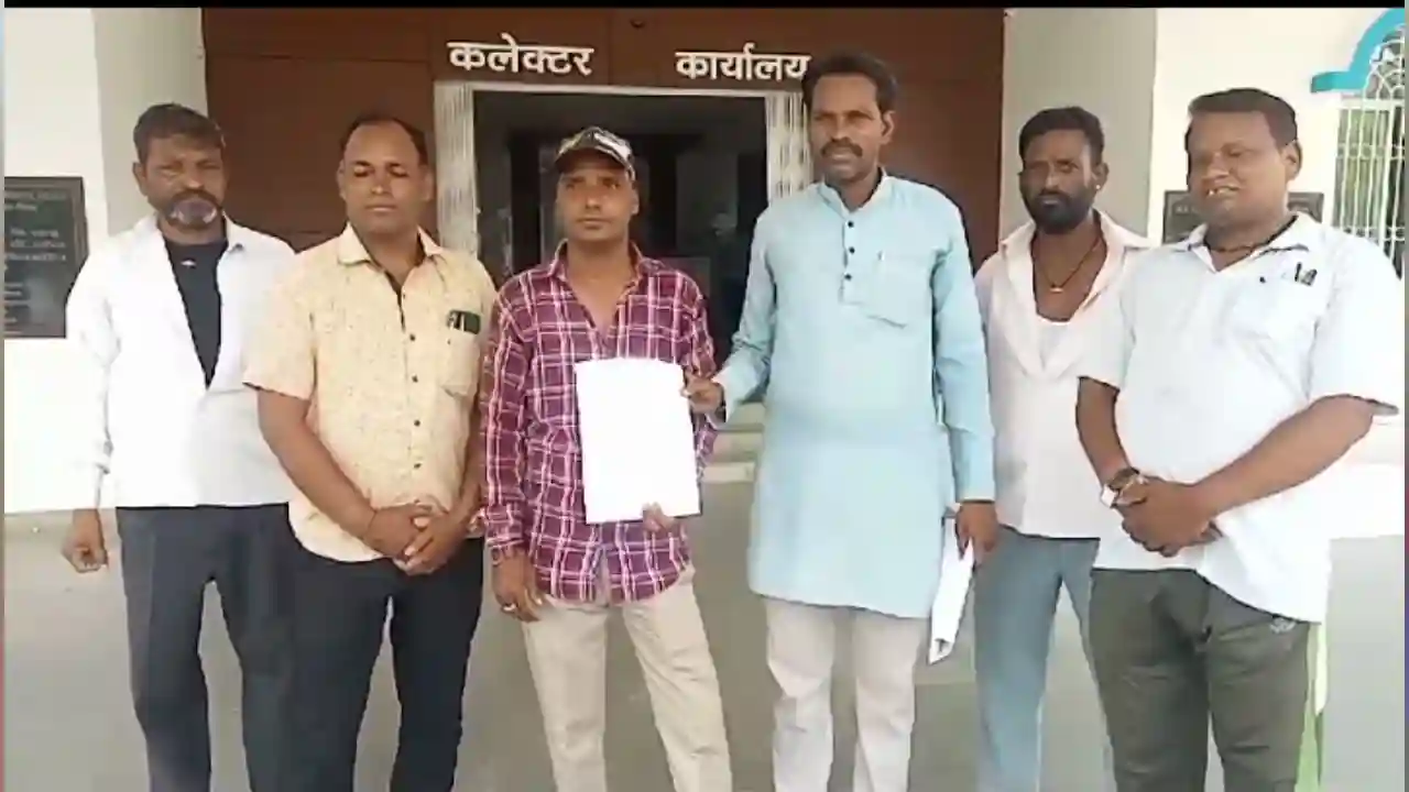 यादव मंडी नीमच सिटी वार्ड क्रमांक 6 का निर्वाचन नामावली में दर्ज रहीम वार्ड नाम हटाने को लेकर दिया जिला कलेक्टर को ज्ञापन।