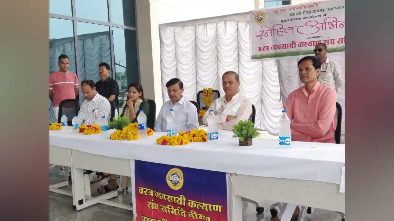 जावद के लोकप्रिय विधायक श्री ओमप्रकाश सखलेचा जी ने शामिल होकर पौधारोपण किया