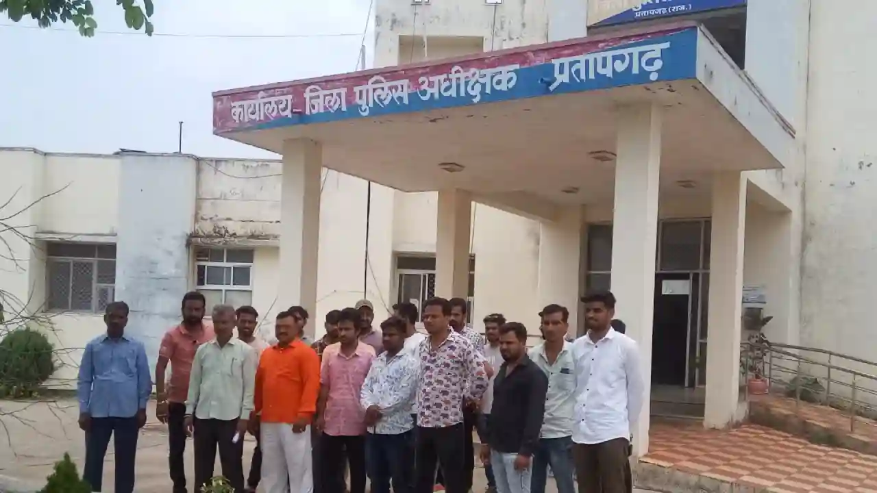 प्रतापगढ़ मे एक फोन छीनने का मामला सामने आया अपराधियों मे नही खौफ