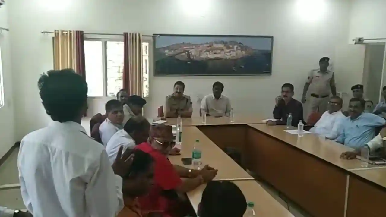ओंकारेश्वर में सावन की व्यवस्थाओं को लेकर मंथन।