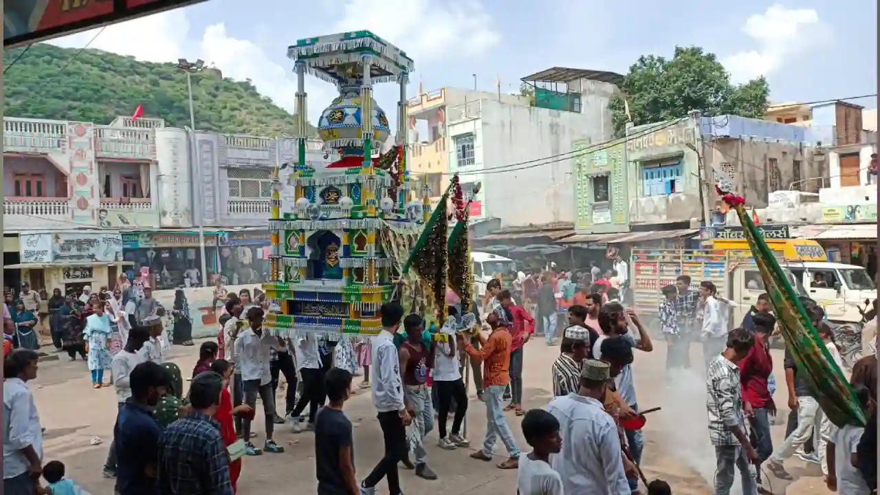 ईमाम हुसैन की शहादत की याद मे रतनगढ मे मुस्लिम धर्मावलंबियों ने निकालें ताजिए