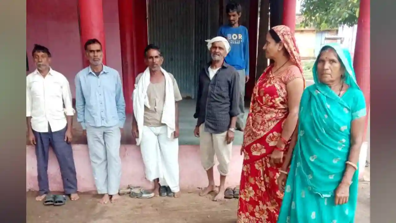 ई-केवायसी हेतु आंगनवाड़ी कार्यकर्ता द्वारा किसानों को किया जा रहा प्रेरित