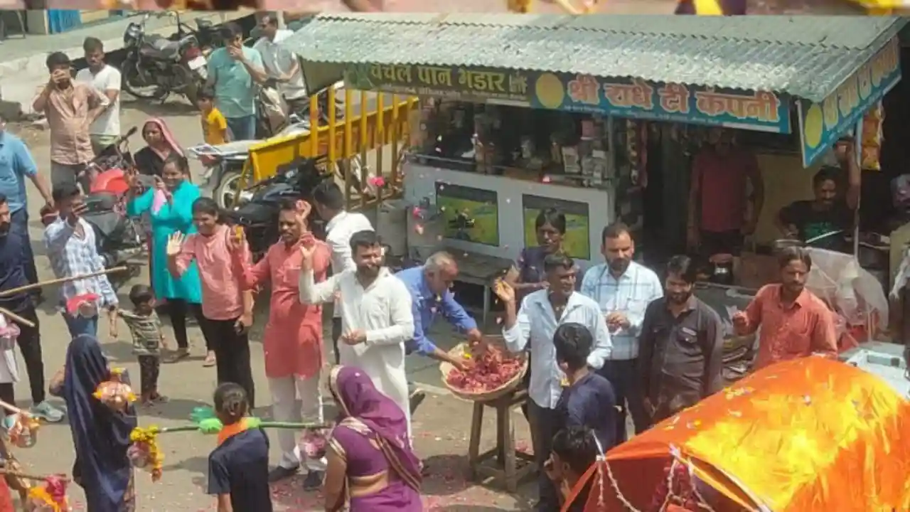 कल्याण कमलमय समर्थक समिति ने किया कांवड़ यात्रा का पुष्प वर्षा कर स्वागत !