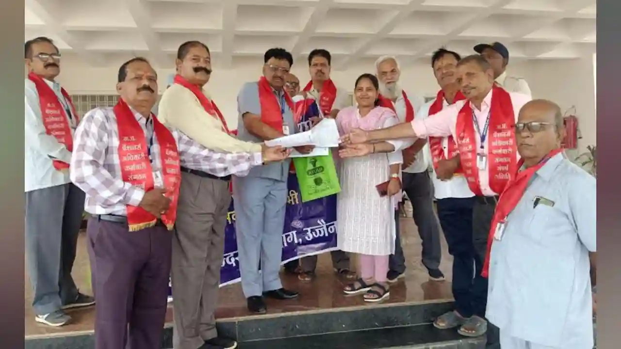 पुलिस पेंशनर्स संघ मध्य प्रदेश ने पेंशनर्स की मांगों को लेकर सौंपा ज्ञापन