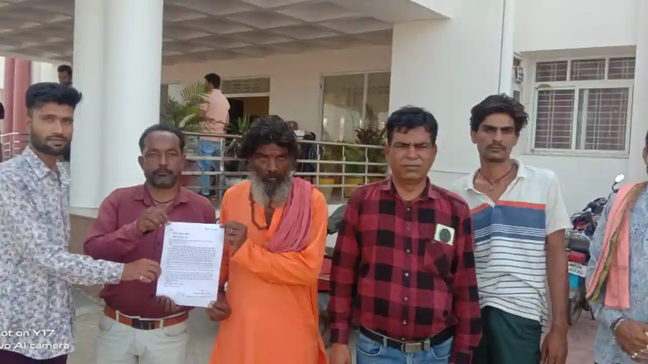 पुजारी के साथ अभद्र व्यवहार की घटना को लेकर पुलिस अधीक्षक और जिला कलेक्टर को दिया आवेदन