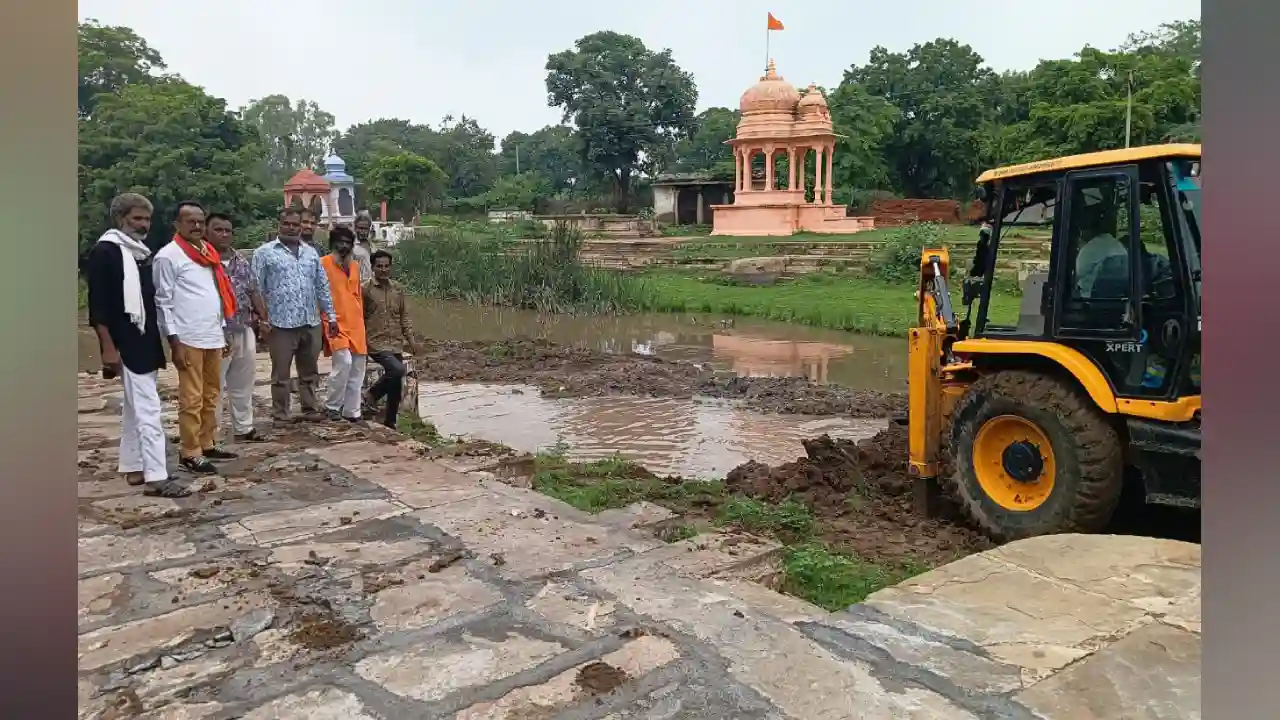 बरसों पुराने राजघाट पर शनि मंदिर के पीछे साफ सफाई अभियान चलाया गया