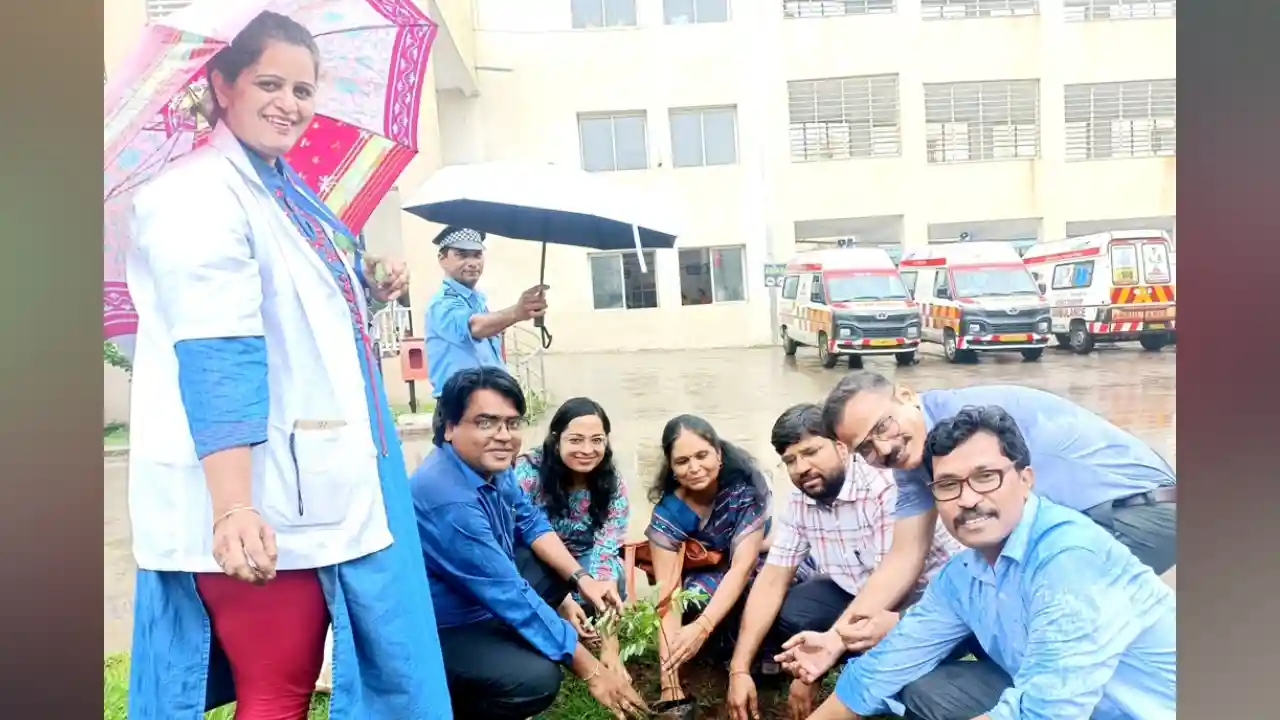 जिला चिकित्सालय में ‘‘एक पेड़ माँ के नाम‘‘ अभियान के तहत किया पौधा रोपण
