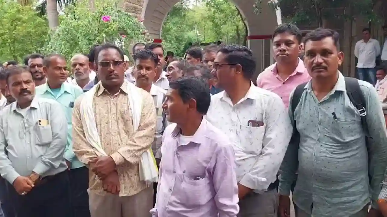 पुनासा जनपद के सरपंच सचिव रोजगार सहायक बड़ी संख्या में पहुंचे कलेक्ट्रेट
