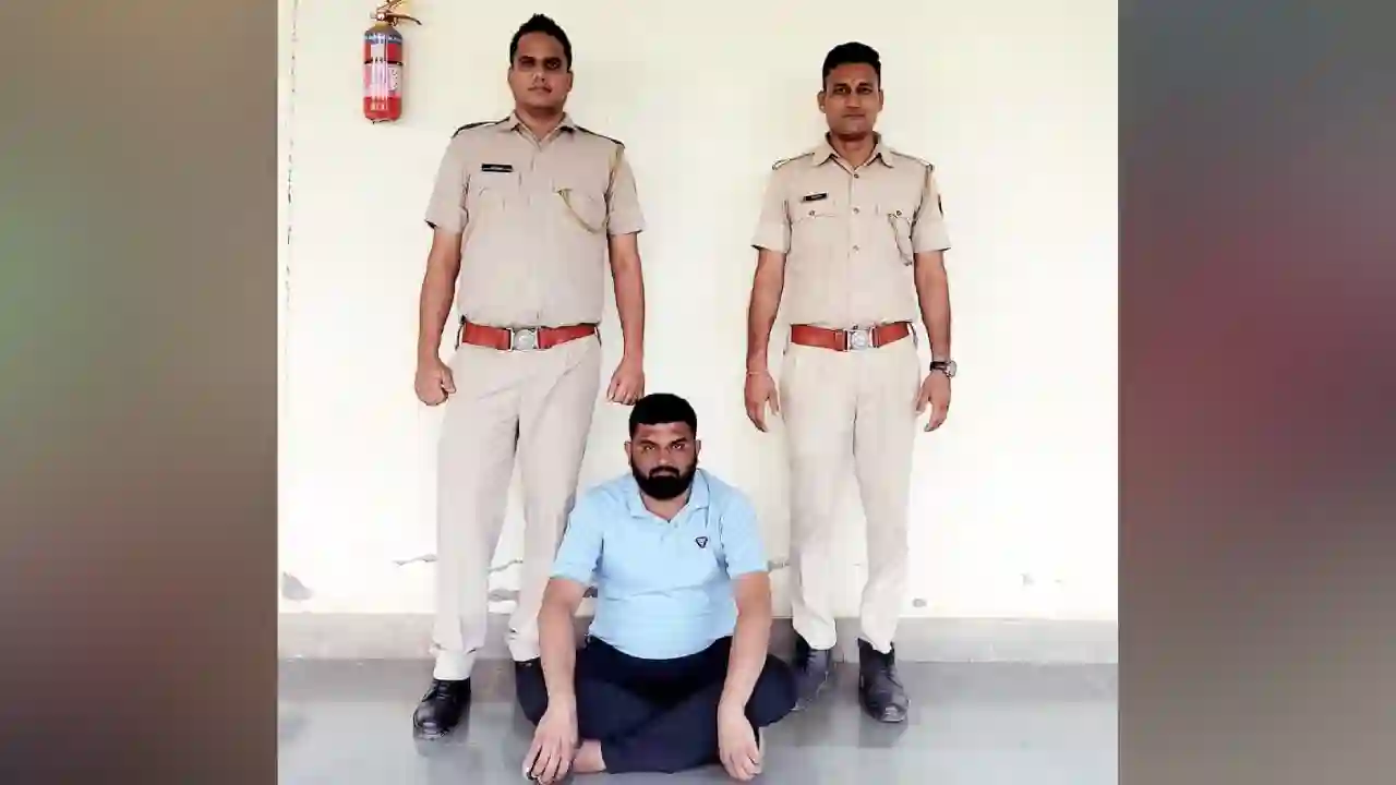 30 क्विंटल 04 किलो 100 ग्राम अवैध डोडाचूरा परिवहन करने के मामले में 3 वर्ष से फरार अभियुक्त को किया गिरफ्तार।