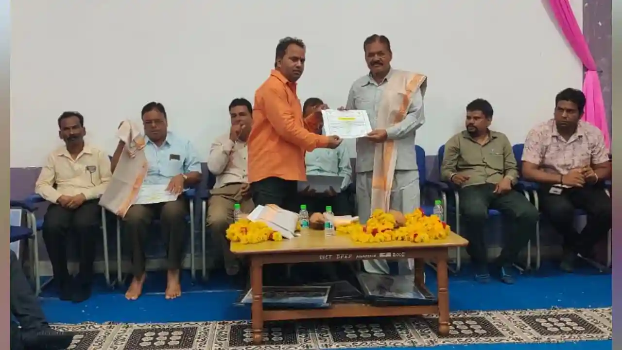 पटवारी प्रशिक्षण दे रहे गुरुजनों का सम्मान समारोह संपन्न