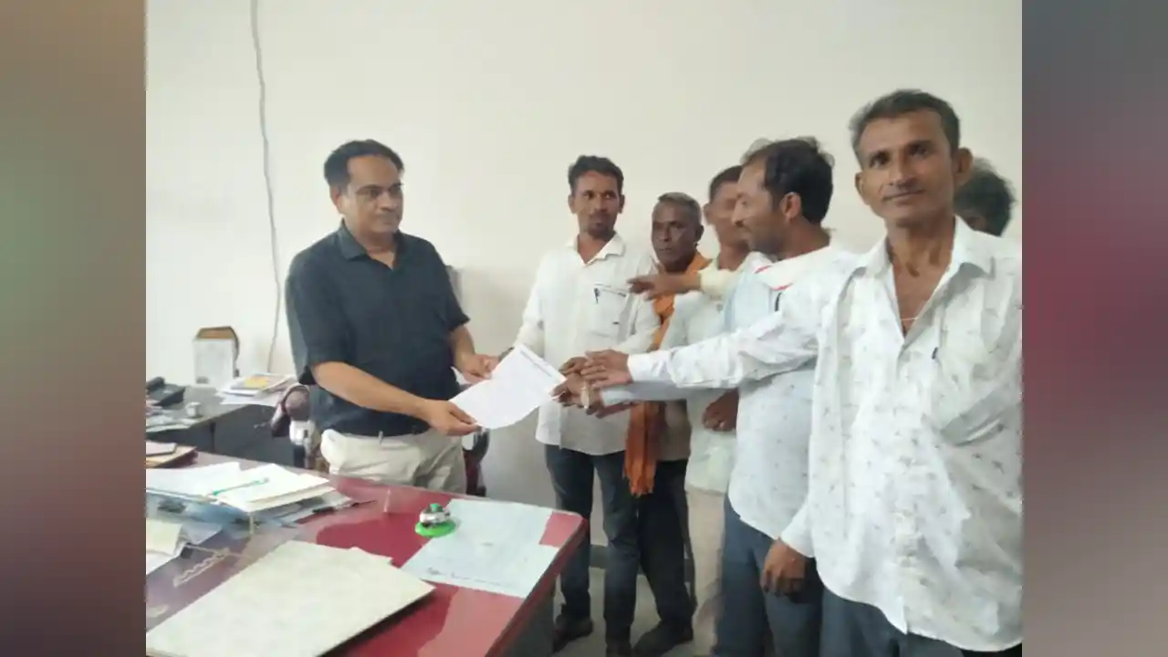 प्रतापगढ़ जिले के दलोट ग्राम पंचायत उठेल मैं कार्यत एलडीसी को हटाने के संबंध में ग्रामीणों ने दिया ज्ञापन