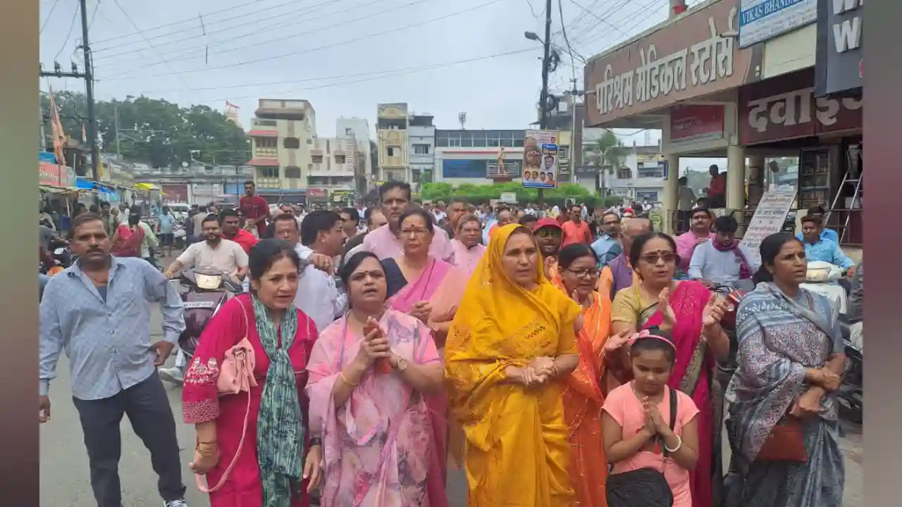 पर्याप्त वर्षा की कामना को लेकर नगर पालिका परिवार ने सामूहिक उजमनी मनाई संतगण प्रार्थना रैली में नपाध्यक्ष श्रीमती गुर्जर ने की सहभागिता
