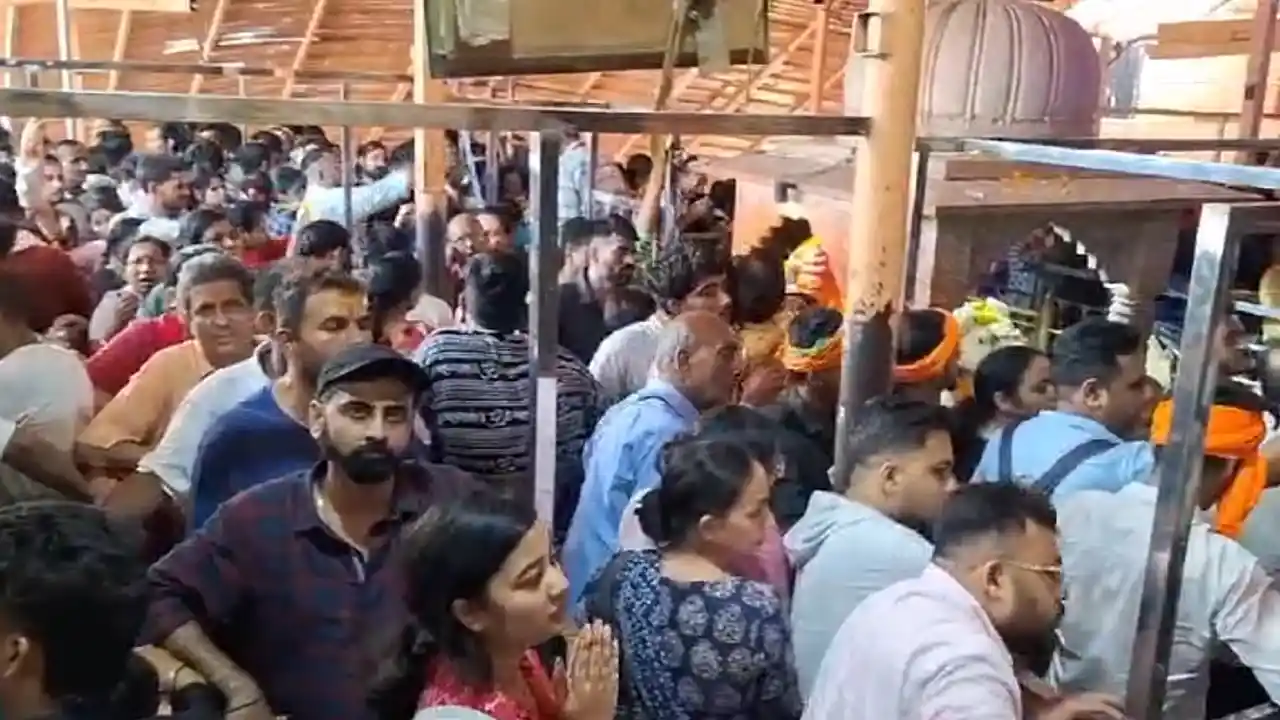 देश के 12 ज्योतिर्लिंगों में से एक ओंकारेश्वर महादेव मंदिर में भी सुबह से ही भक्तों की भीड़ लगना शुरू हो गई है