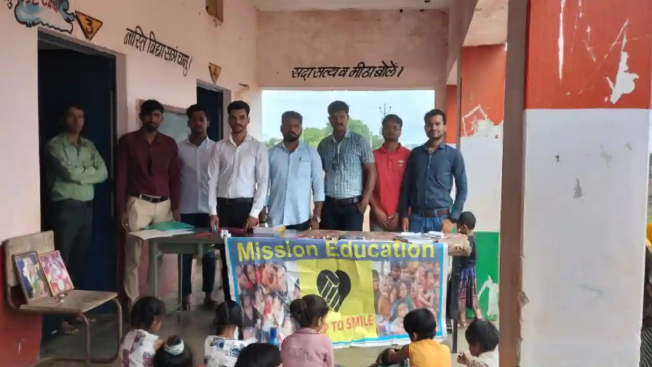 हेल्प टू इस्माईल फाउंडेशन मिशन के तत्वाधान मे 35 बच्चों को पेन कॉपी रबर आदि पाठयपुस्तक वितरित किये