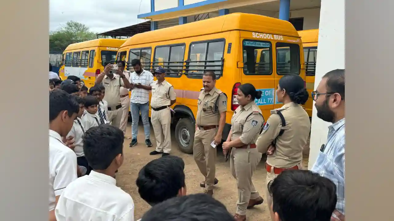 यातायात पुलिस व आरटीओ द्वारा सुप्रीम कोर्ट गाईडलाईन अनुसार स्कूल बस चेकिंग
