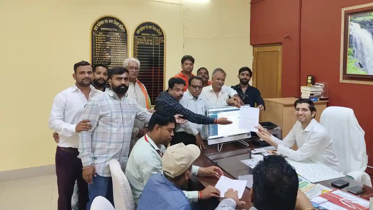 प्रतापगढ़ एडीएम को सोपा ज्ञापन विप्र फाउंडेशन द्वारा